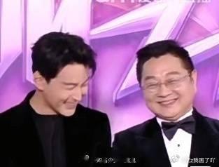 谁懂啊家人们，找到脸替了[doge]他俩搁那装不熟，不牵手不对视，但是后面的张昊