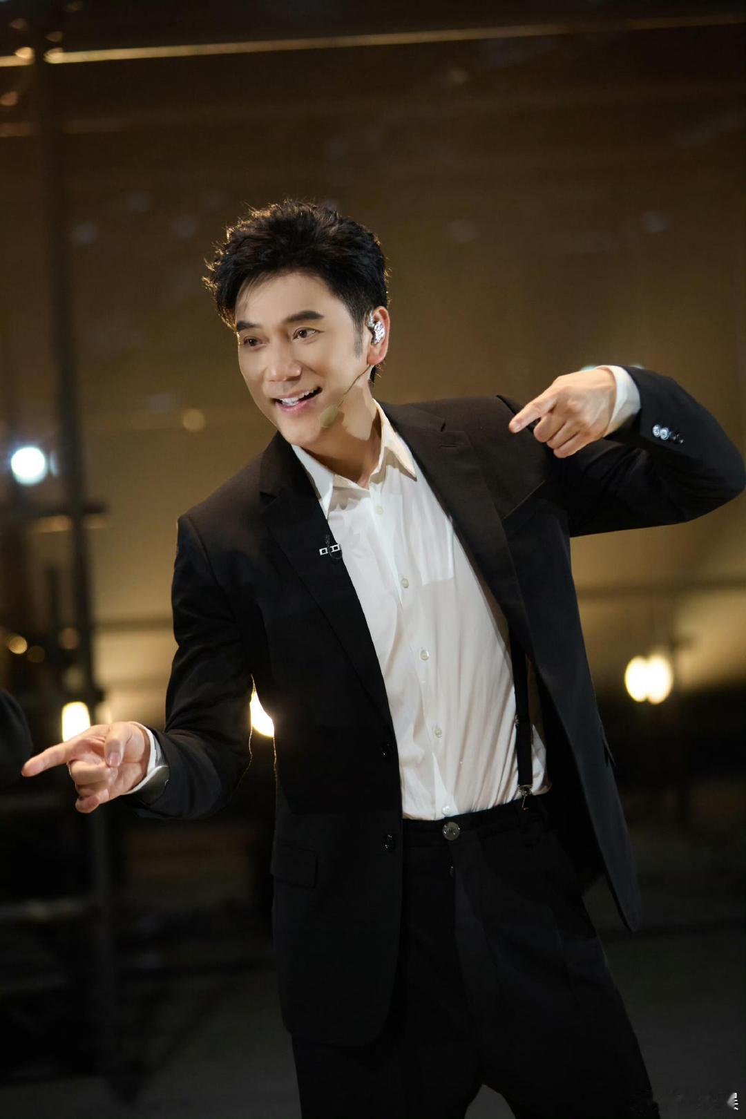 钟汉良跳爱情鸟被林依轮嫌弃林依轮批了钟汉良爱情鸟作业原唱亲自上阵点评！林依轮严格