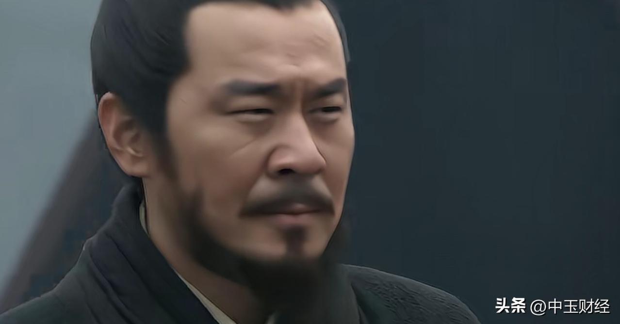 高人一头！

曹操看着三英战吕布，心里在默默的盘算，而当吕布败走的时候，他直接给