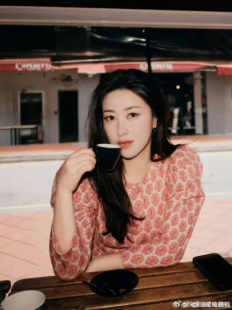 管江勇用长江水给朱珠做重庆特调这哪里是一杯普通的特调，分明是把重庆的江、山、城都