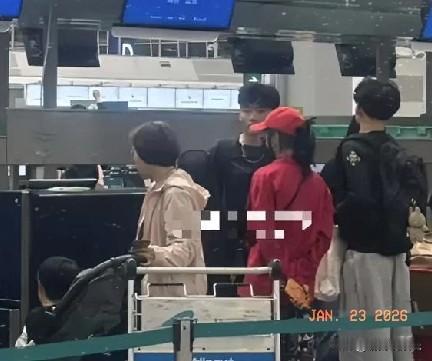 星途璀璨，母爱如光：张柏芝携子共赴新程

近日，张柏芝携三个儿子现身机场，18岁