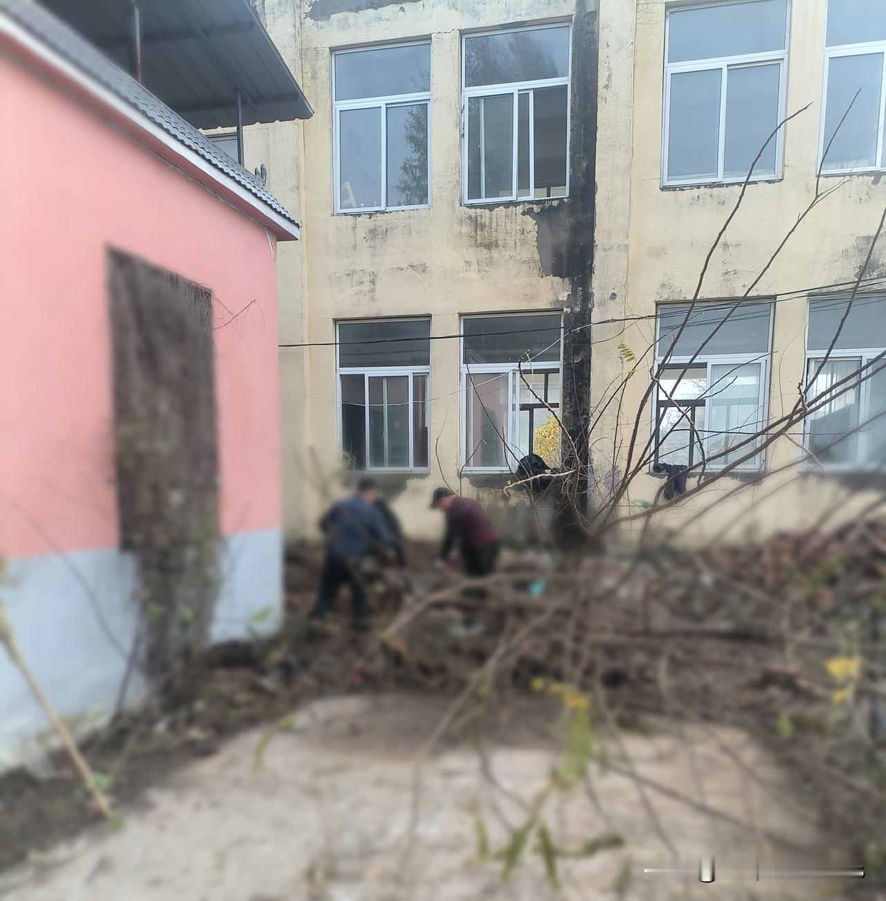 西安某学校蛋糕“过期”风波：教育局回应喷码错误，喷码会错，但父母的心错不起

你