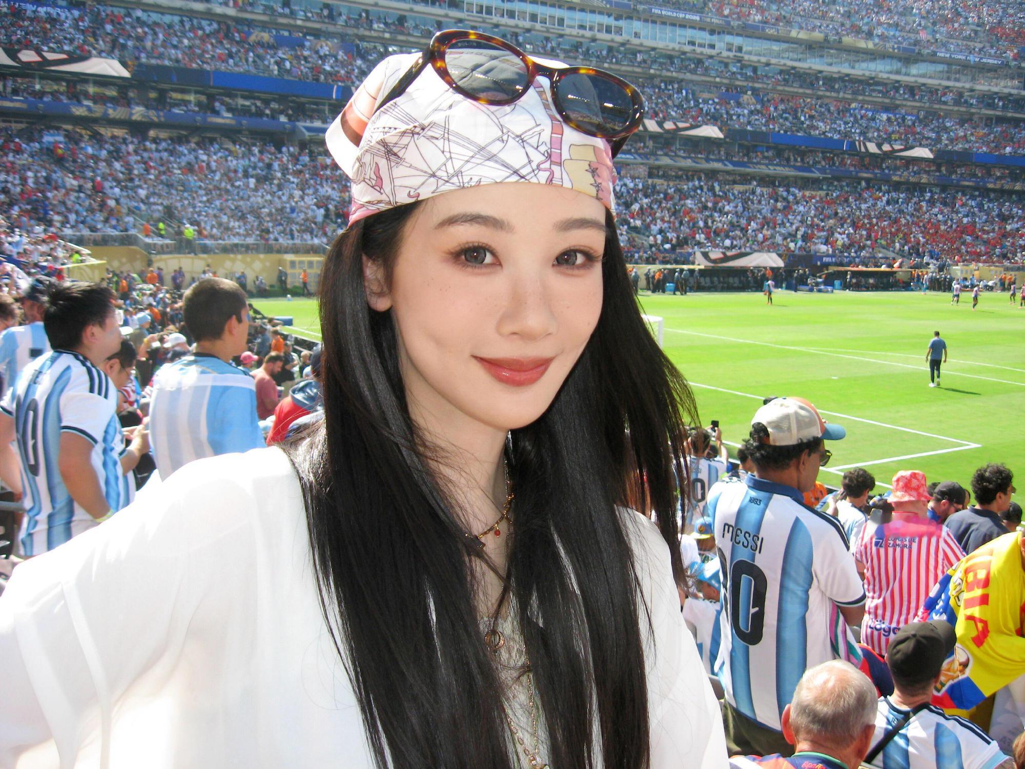 杨紫杨紫嬉皮士女郎丨杨紫去看世界杯决赛了 姐姐这个造型真的好靓怎么拍，都好美 