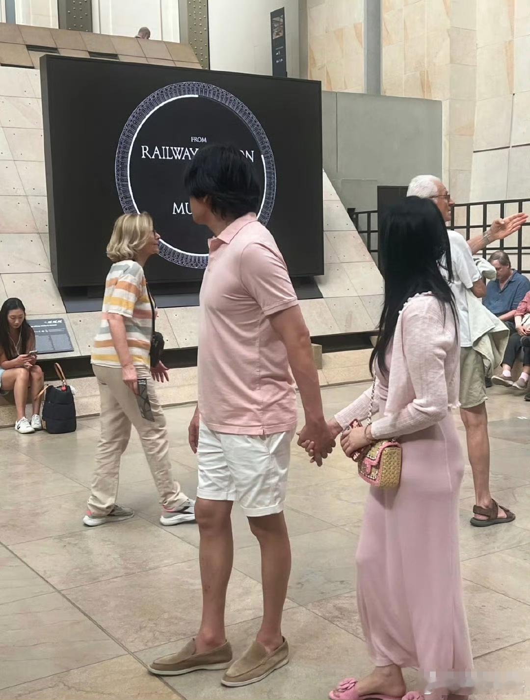 网友在国外街头偶遇秦昊和伊能静，两夫妻身穿粉色情侣装，十指相扣恩爱非常。秦昊留着
