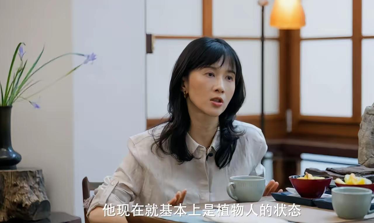 papi酱告诉窦文涛，她父亲自从植物人状态后，不仅血压正常，连痔疮都没了。

其