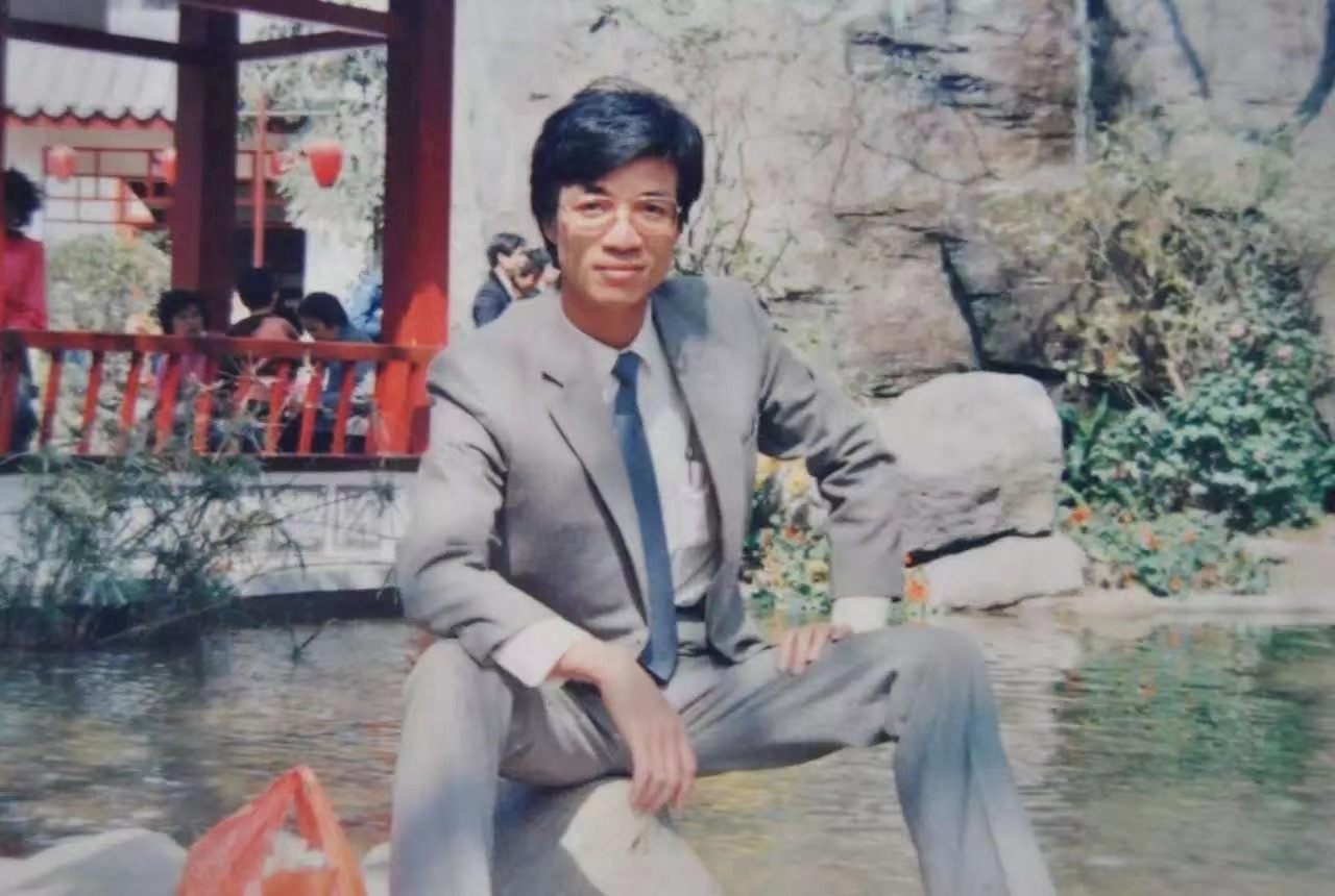 小时候，指着街头的蓝天白云标，说：“爸，以后我开这个带你去喝茶！”那时的广州，是