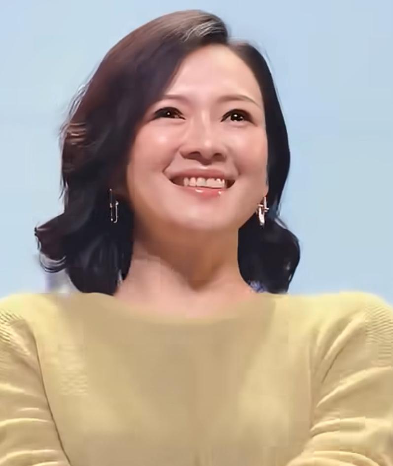 章子怡骗了所有人，
乍一看她出席活动时，只穿了牛仔裤和毛衣，松弛感拉满，

再仔