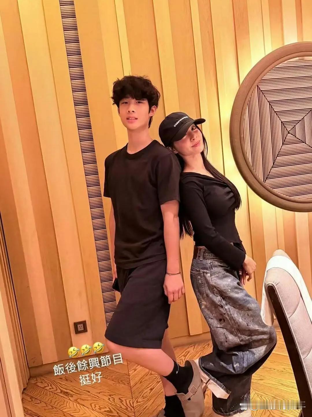 47岁的蔡依林和外甥合照，外甥都长这么大了，蔡依林却还这么年轻有活力，说是姐弟两