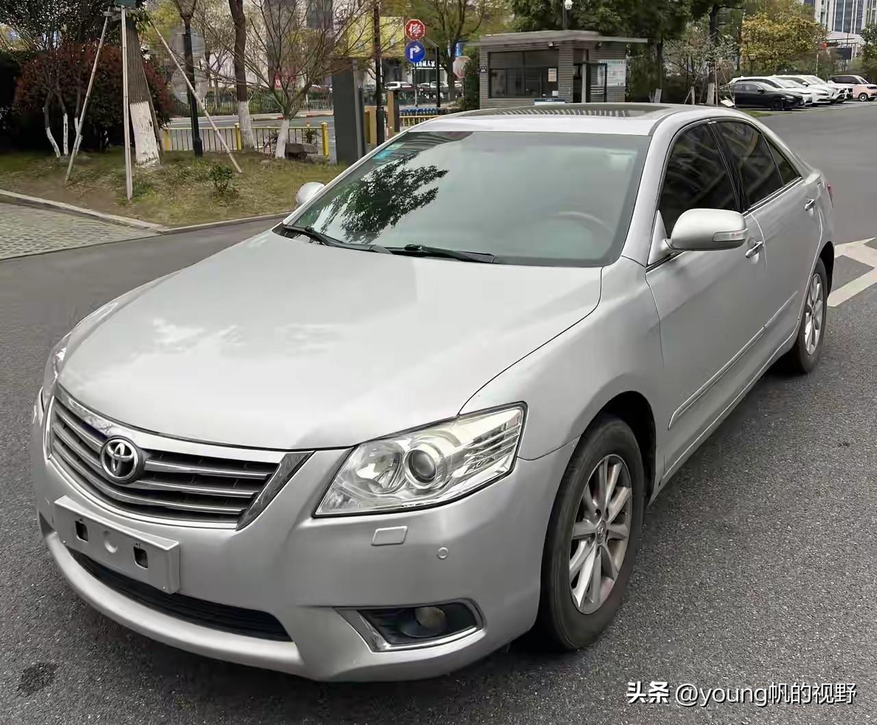 当年的国产初代凯美瑞和国产初代卡罗拉。那时候的丰田轿车感觉比现在的好看多了。国产