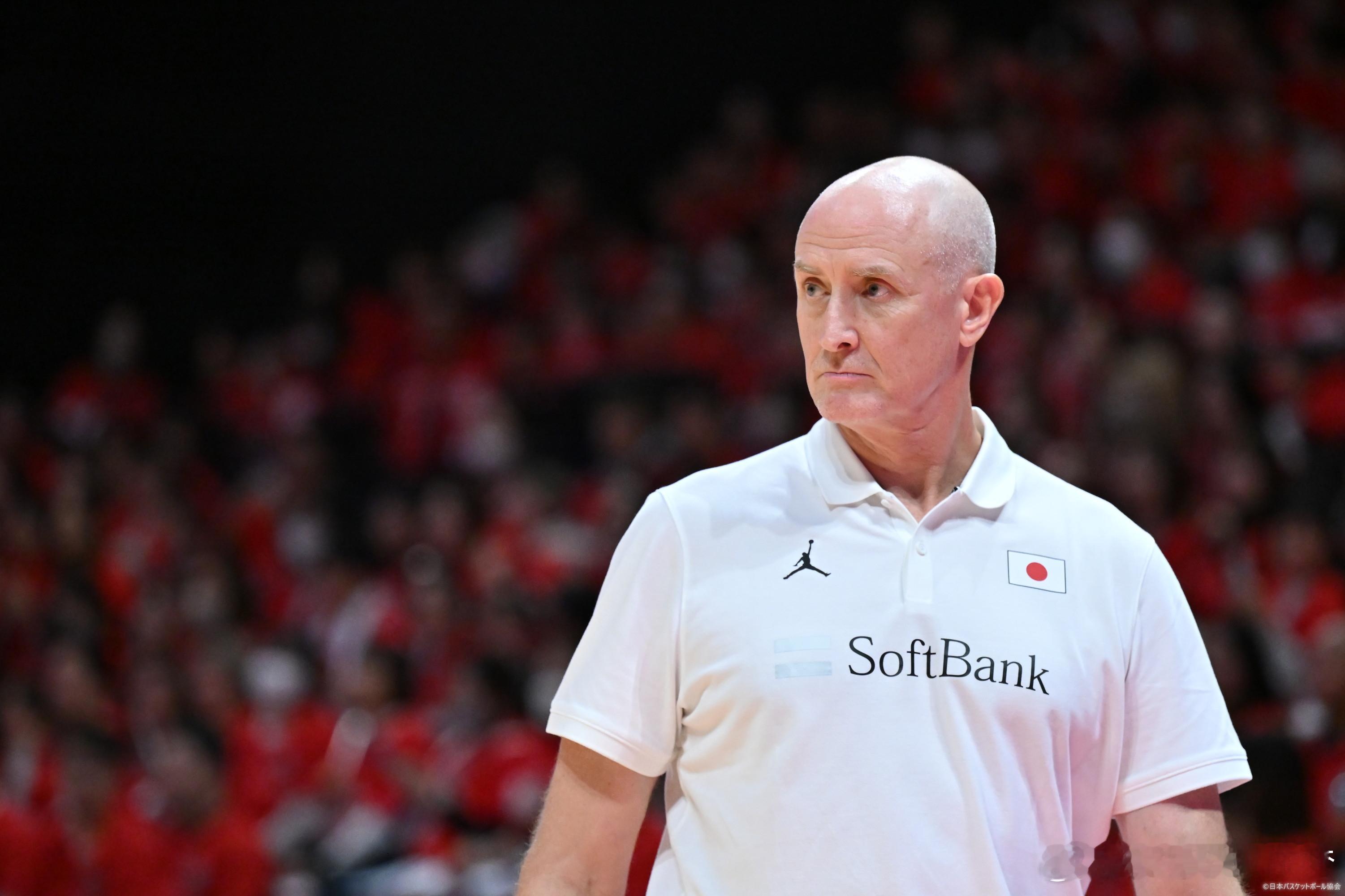日本篮协宣布中止与日本男篮主教练汤姆·霍瓦斯的合同。霍瓦斯在带领日本女篮夺得东京