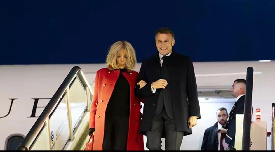 马克龙走下舷梯第一件事，就是发了条推特。这趟来华，他心里比谁都急。

身后跟着的