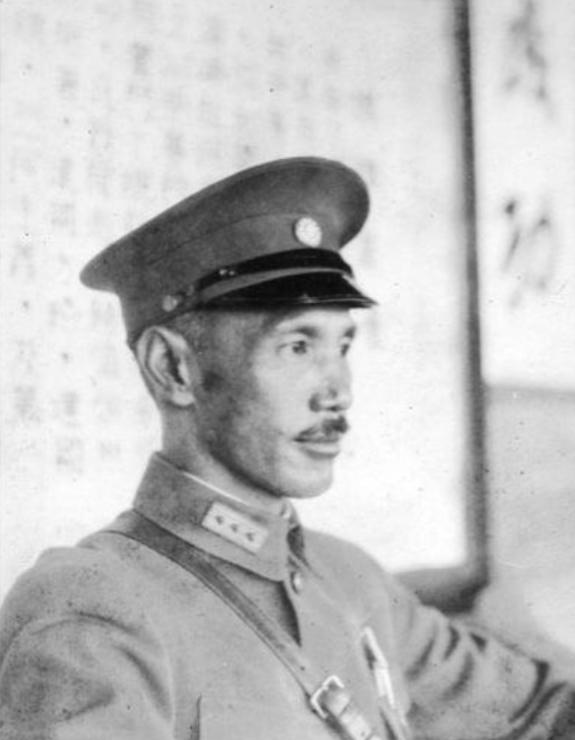 1975年老蒋临终坦言：潜伏最深的卧底并非吴石，而是常年伴他参会的身边人。
19