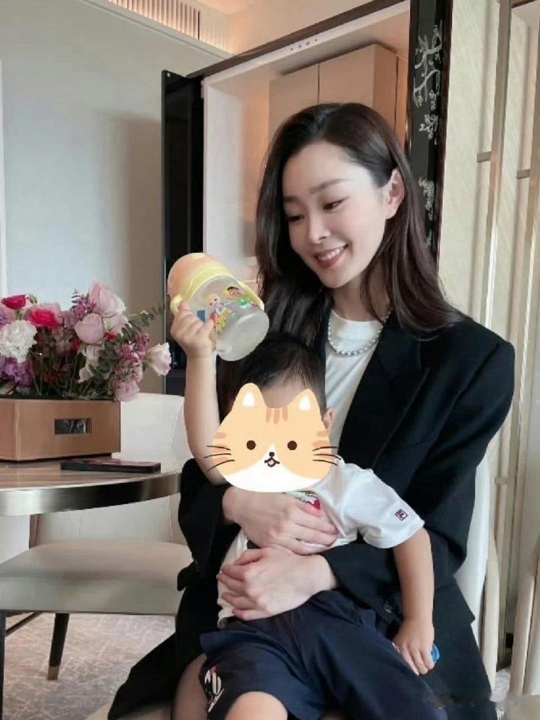 宋轶与家人聚餐合照，大多明星没了妆，没了美颜也就是普通人。​ ​​​