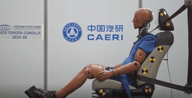 IIHS升级鞭打测试标准什么是汽车鞭打测试 有没有发现，很多车的座椅头枕离头部都