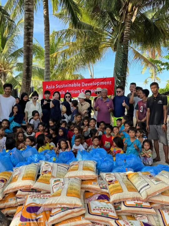 跟着我们一起来做海外公益吧，帮助弱势群体，给他们送物资，拿个潜水证在海...