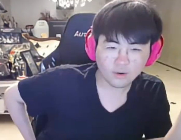 #AJ透露将收到RNG发的工资# #AJ被强制下播#AJ直拨说RNG终于要发工资