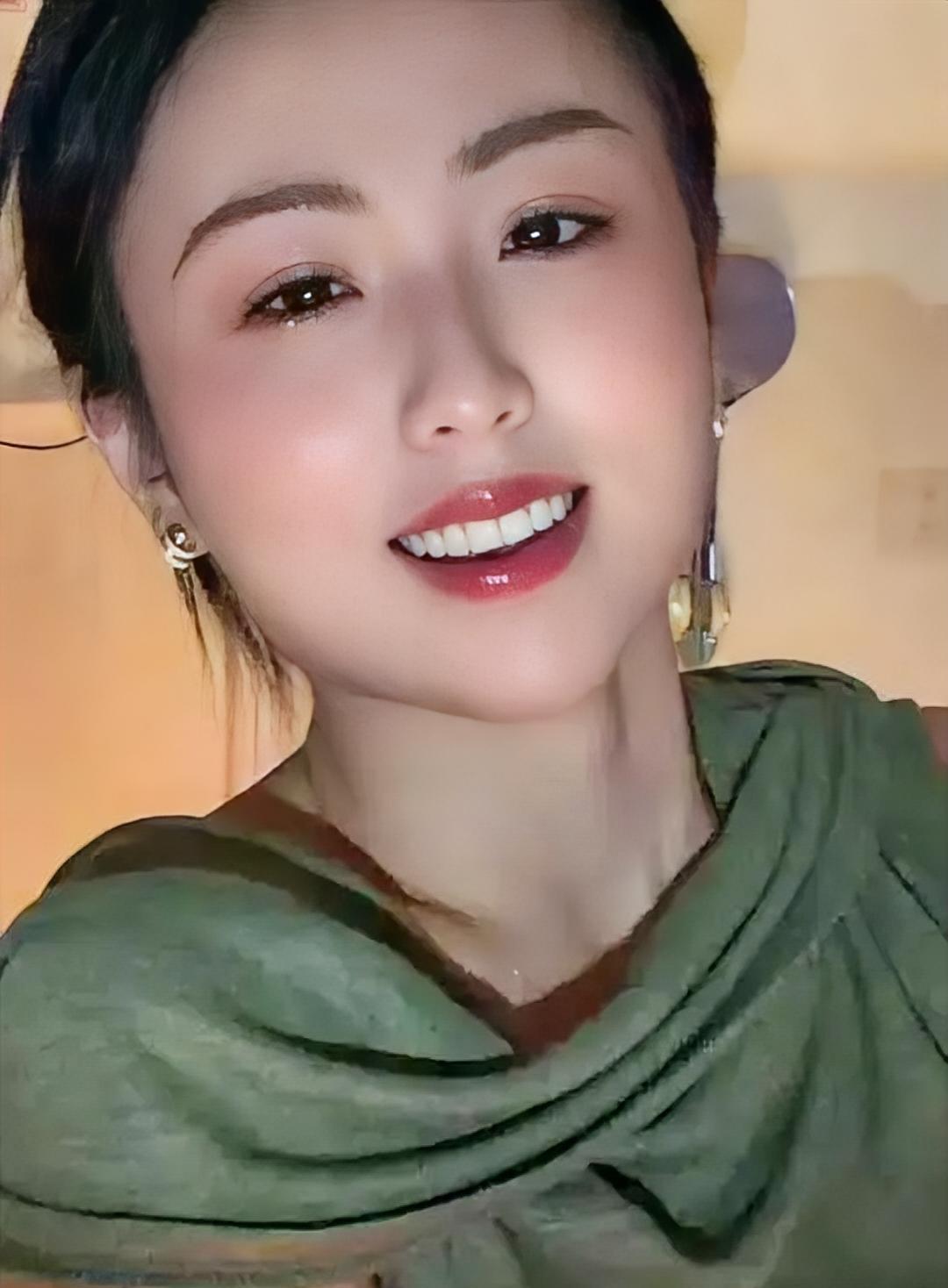 我认为不相信！
我闺蜜小林上周哭着来找我，说她连续三年帮同事背锅，结果今年评优，