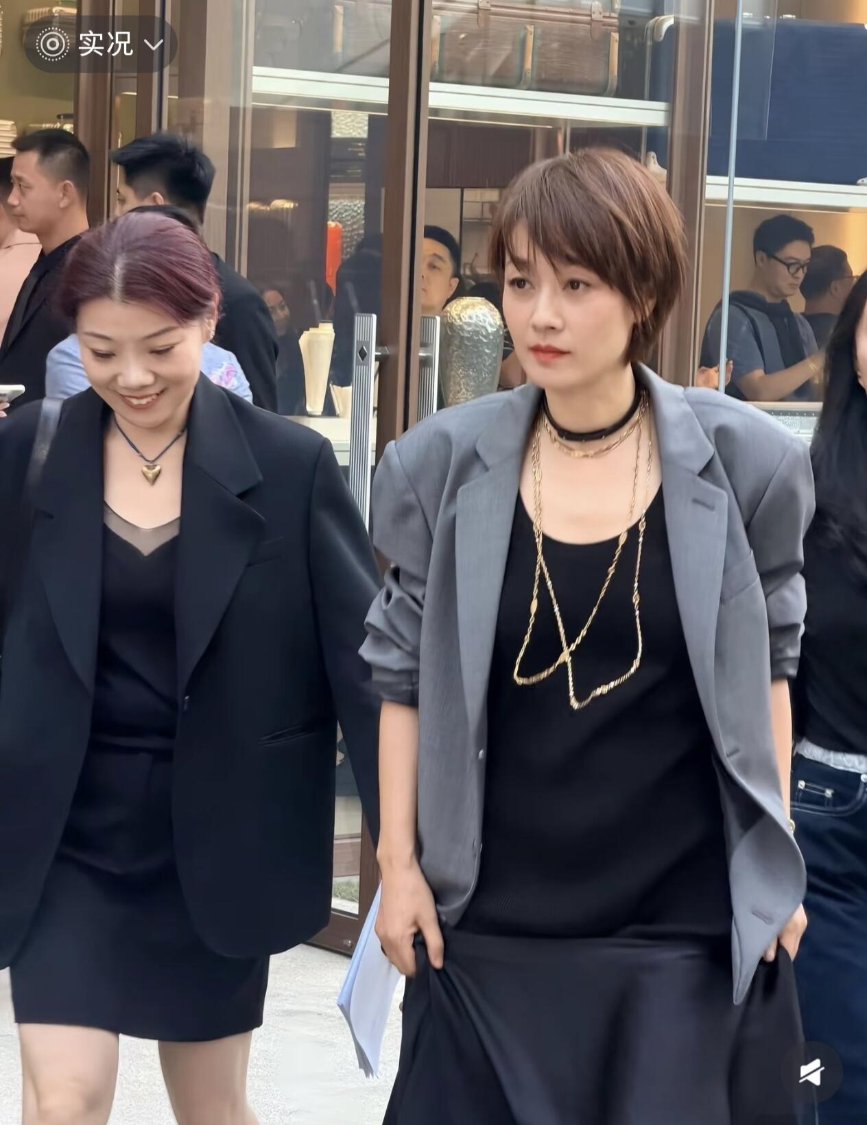 马伊琍太适合优雅大女人风了！
宽松灰调西装随性地挽起袖口，搭配垂坠感十足的黑色缎