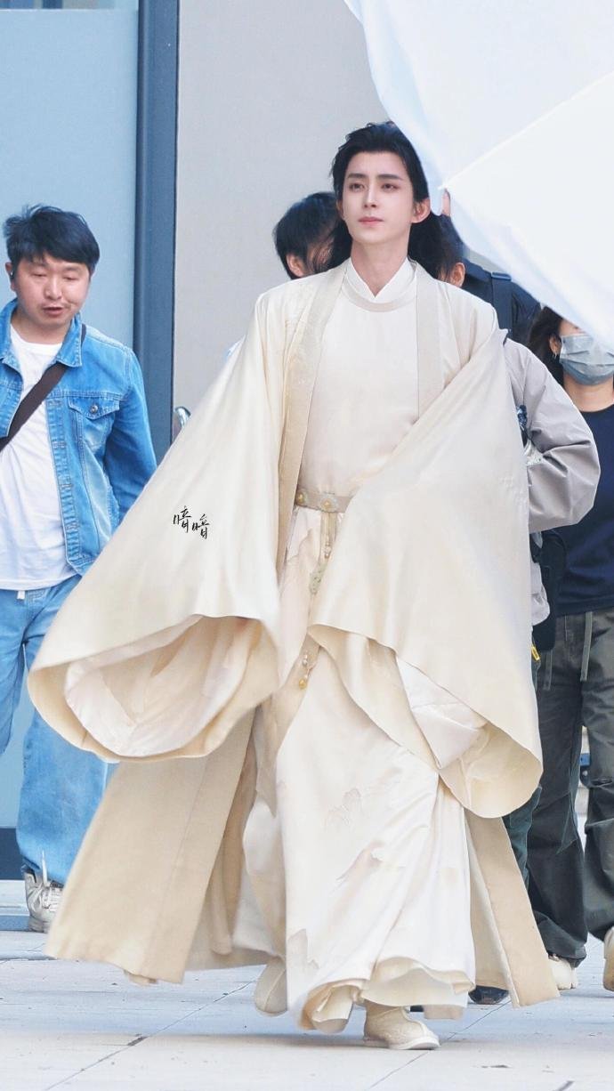 敖瑞鹏《一点浩然气》新路透小敖盘顺条靓，好贵气的少年公子。 ​​​