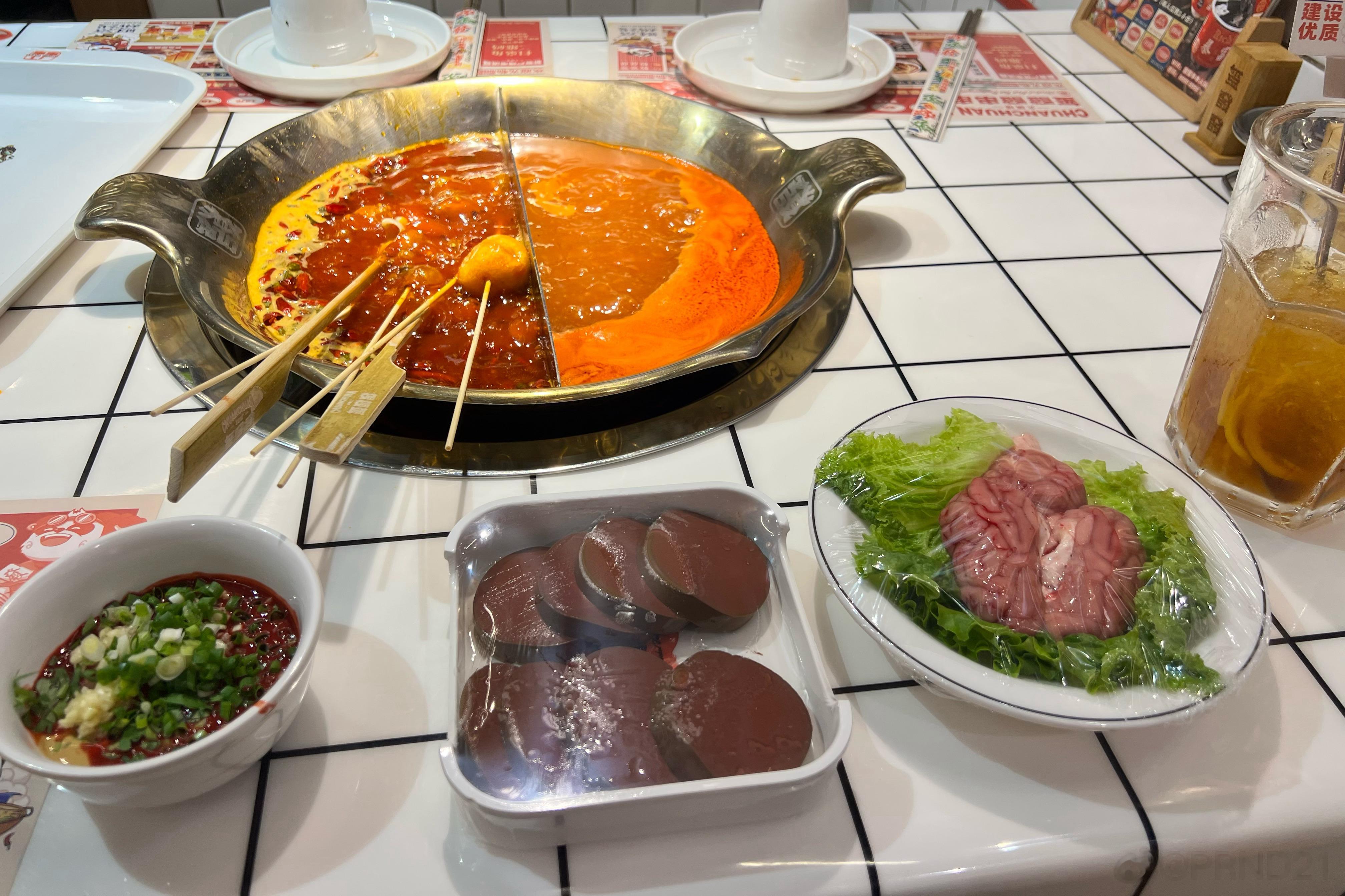 出来吃串串，再挑战一下折耳根……这个带有金属光泽的化学风格酸涩味儿实在是……能吃
