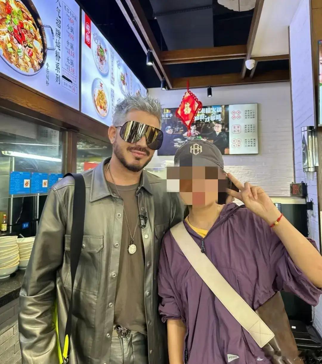 #亚当刘柏辛吃米粉被偶遇#亚当在长沙嗦上米粉了，看表情这家店的味道应该不错，不知