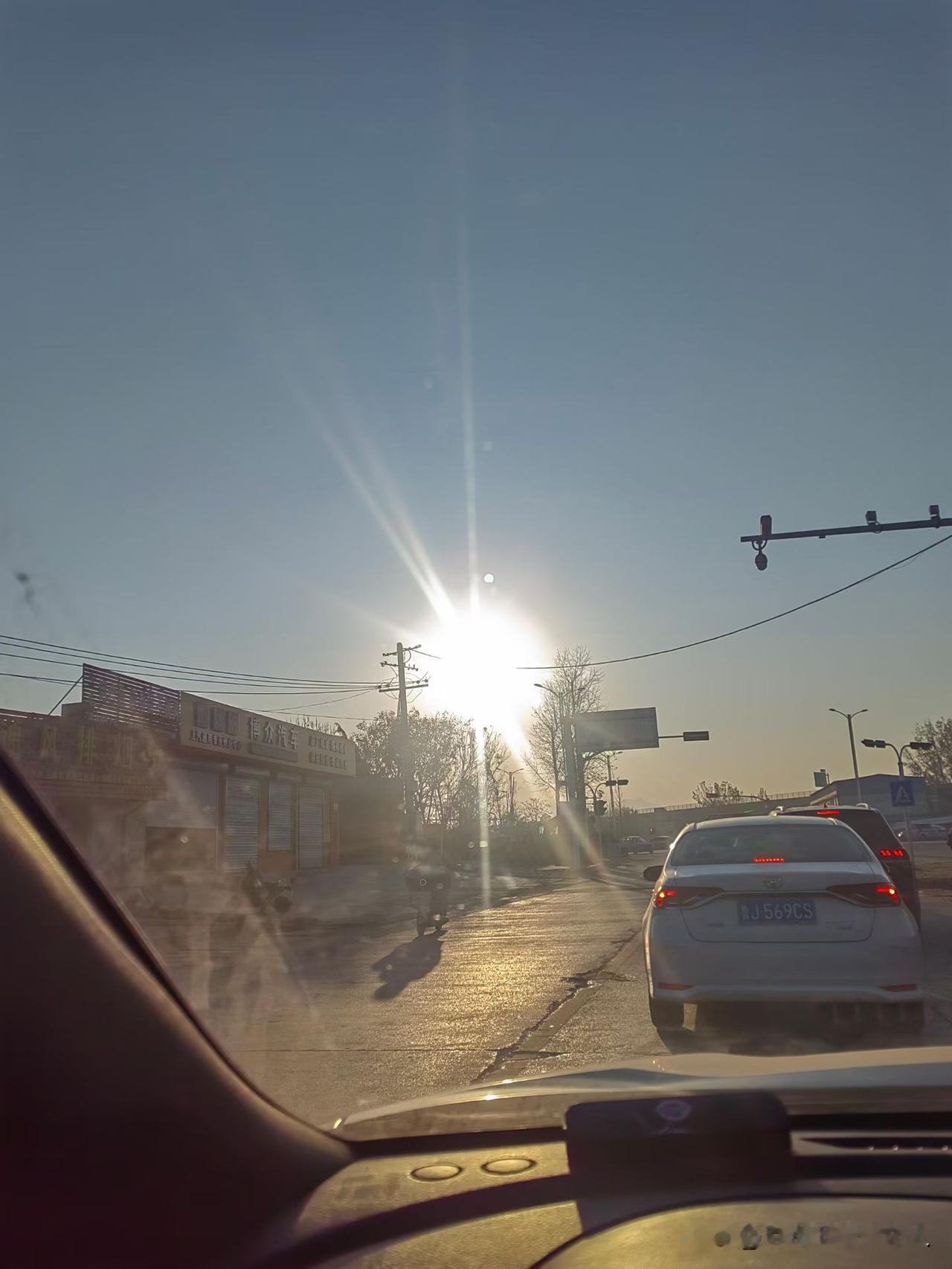 今早这缕光
 
坐进车里一抬头，好家伙，太阳跟刚睡醒似的，亮得直晃眼——这就是今
