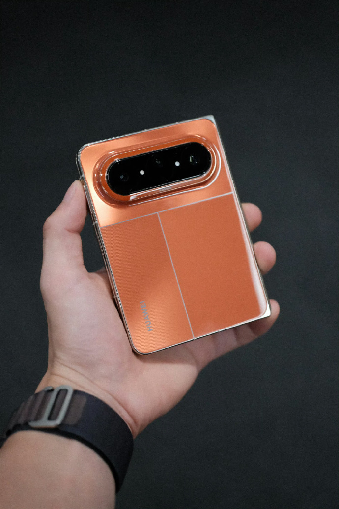 iPhoneUltra机模再上手 念叨了这么多年的 iPhone 折叠款，这回看