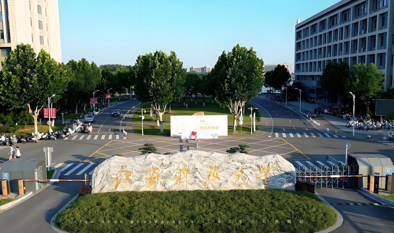 江苏科技大学这下全国有名了，估计名声还传到外面去了，不知道学校能不能接住这泼天的