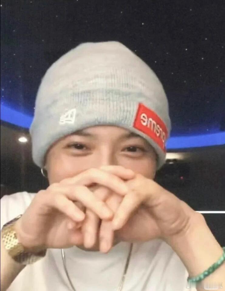 鹿晗关晓彤不可能be，情侣手串出镜 