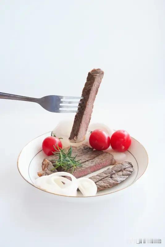 鲜嫩多汁的牛排，外焦里嫩，每一口都是满满的幸福感；搭配上金黄酥脆的薯条，简直是绝