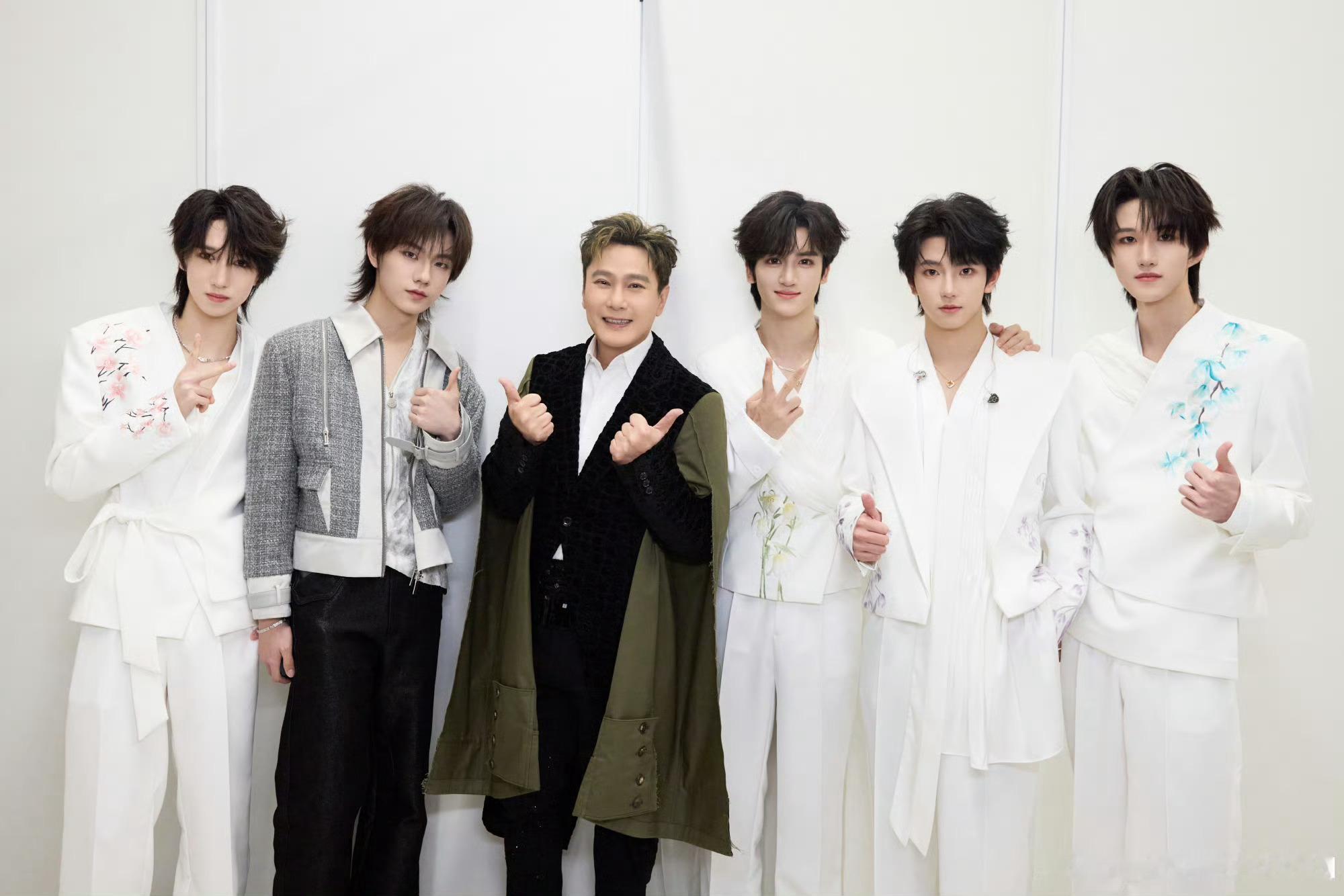 TF_ING和张信哲老师合照🈶 童禹坤 邓佳鑫 穆祉丞 张子墨 黄朔 少年们追