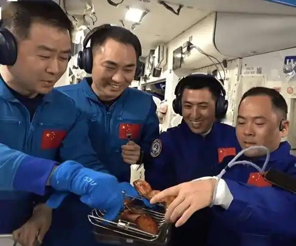 [月亮]太空不能做饭？中国空间站颠覆认知


5月24日，神舟二十三号圆满发射成