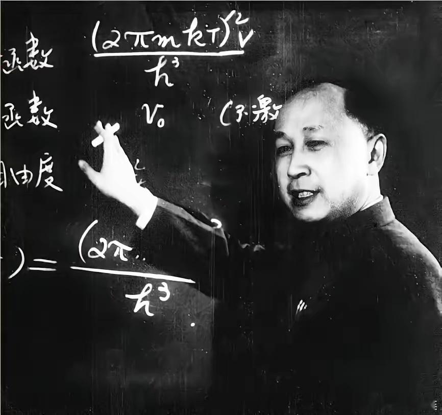 钱学森在课上讲工程控制论时，学员有点担心，生怕他讲英语自己听不懂。因为大家都知道