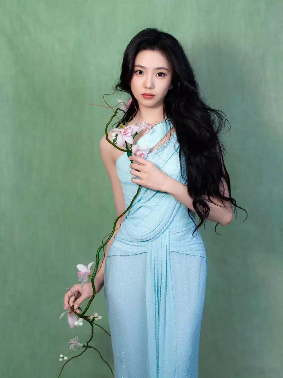 刘浩存一袭蓝裙清纯又甜美 手持蝴蝶眼神灵动 