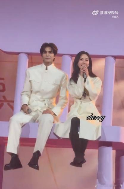 陈都灵宋威龙舞台合唱救命！这两位站在一起就是视觉盛宴吧！陈都灵的温柔灵动配上宋威