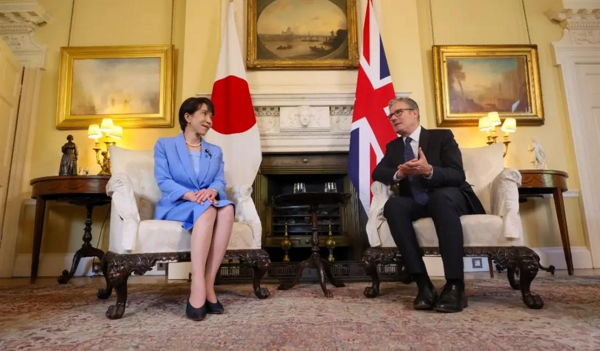 6月14日，日本首相高市早苗对英国访问期间，与英国首相斯塔默举行会谈。高市在她的