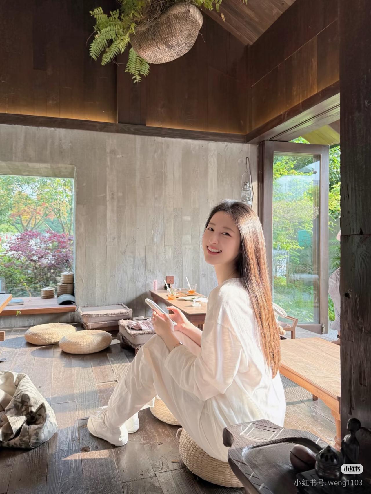 静坐窗前笑，春光满院来。