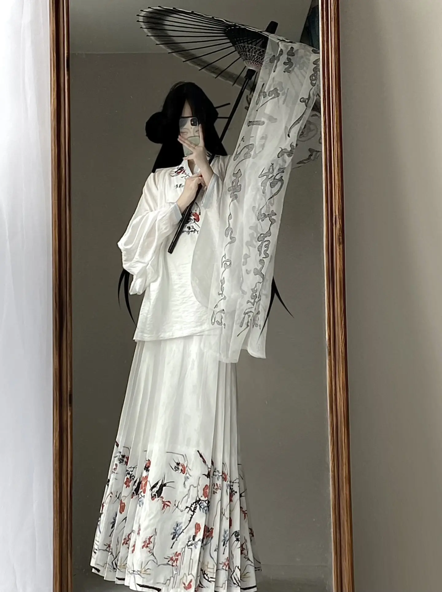 “师父老人家云游还未归…师姐有何事”