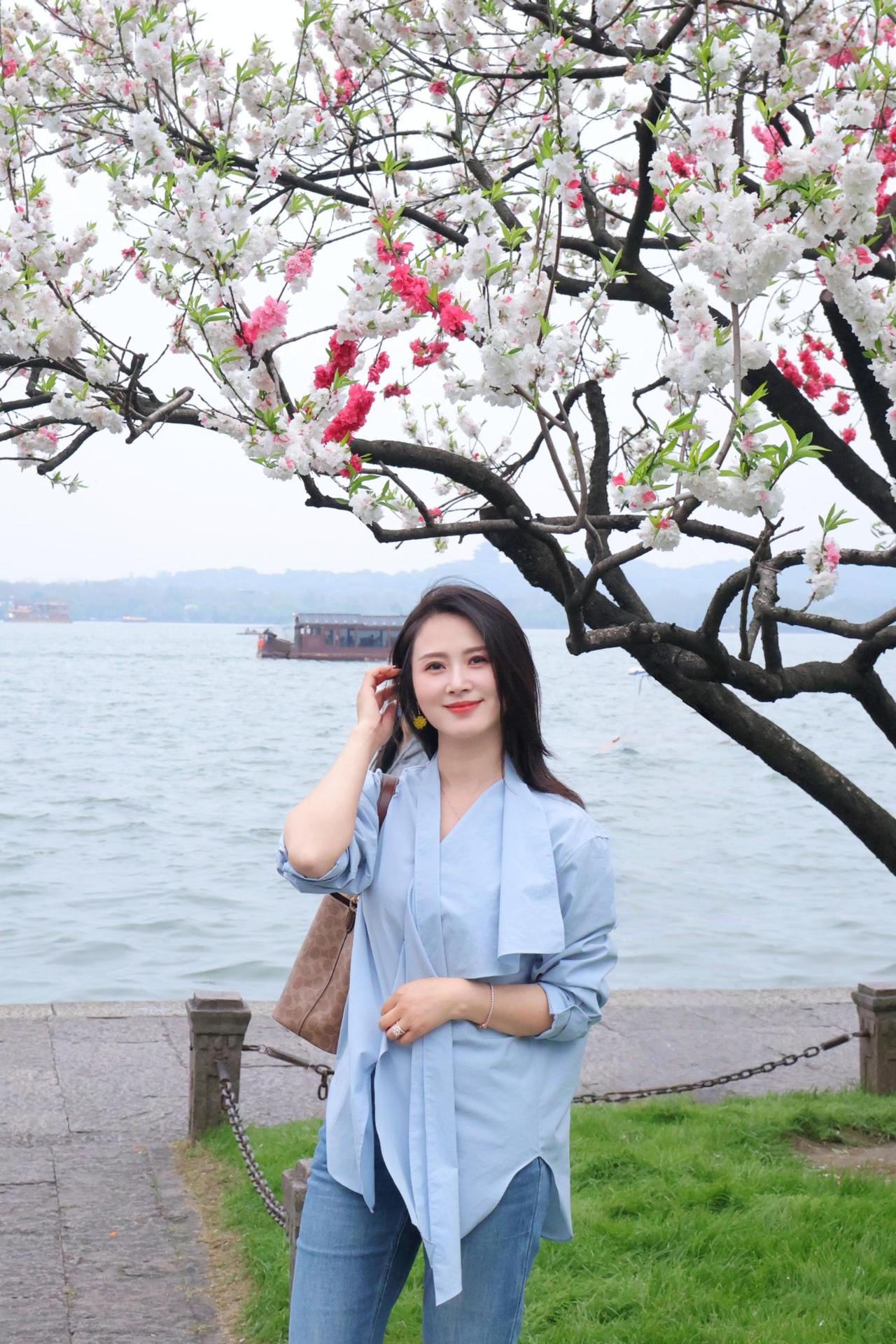 樱花树下，微笑的她，春日里的美好时光。