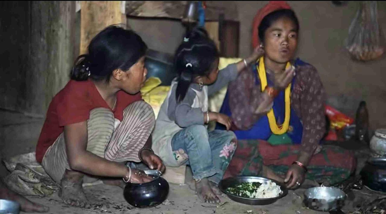 翠花多子女，对卫生没有要求，饮食做法简单，酸的冷的生的都吃。养5个，还比不上我们