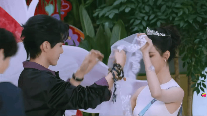 曾舜晞甚至想钻进去 曾舜晞对着头纱跃跃欲试，直播甜度直接拉满，全程甜到冒泡，氛围