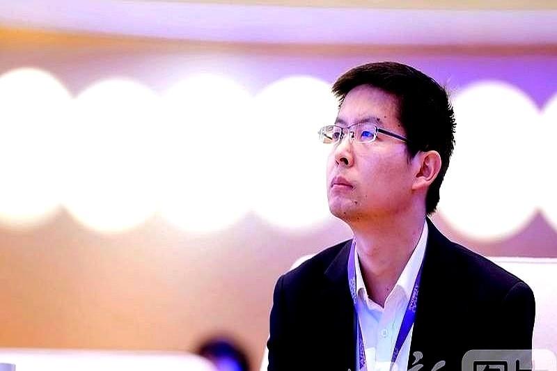 刚敲完钟，香槟沫子还没干呢，一盆冷水就从大洋彼岸泼过来了。
全网都在为这个“国产