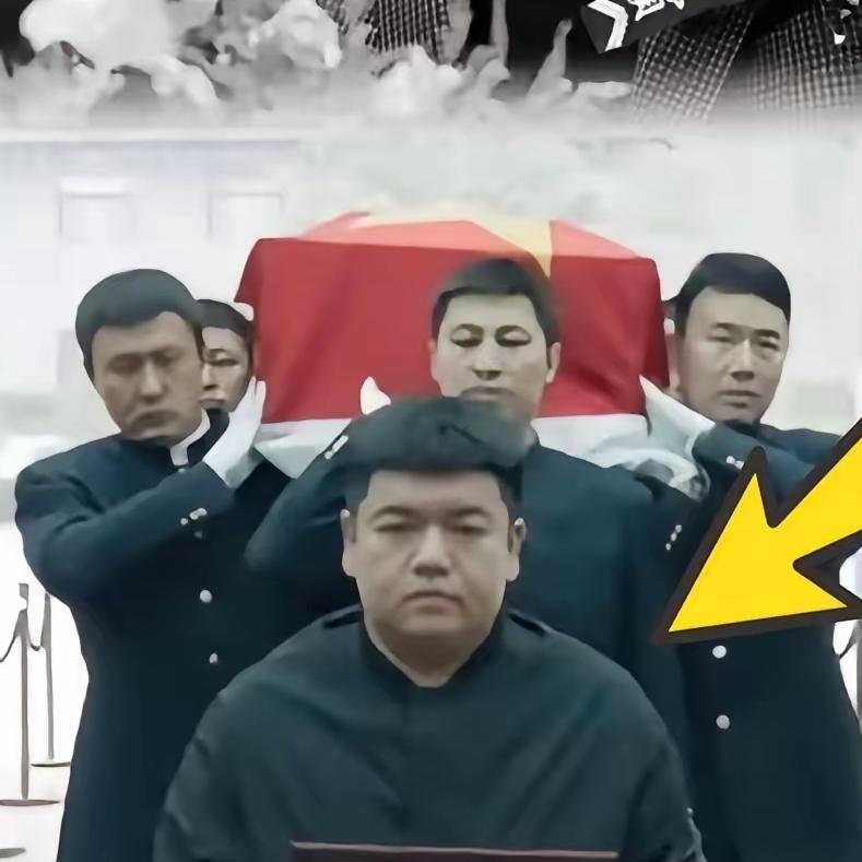 别猜了！老人葬礼上捧遗像的是大孙子，不是长子——长子年纪大身体不好，压根没来。女