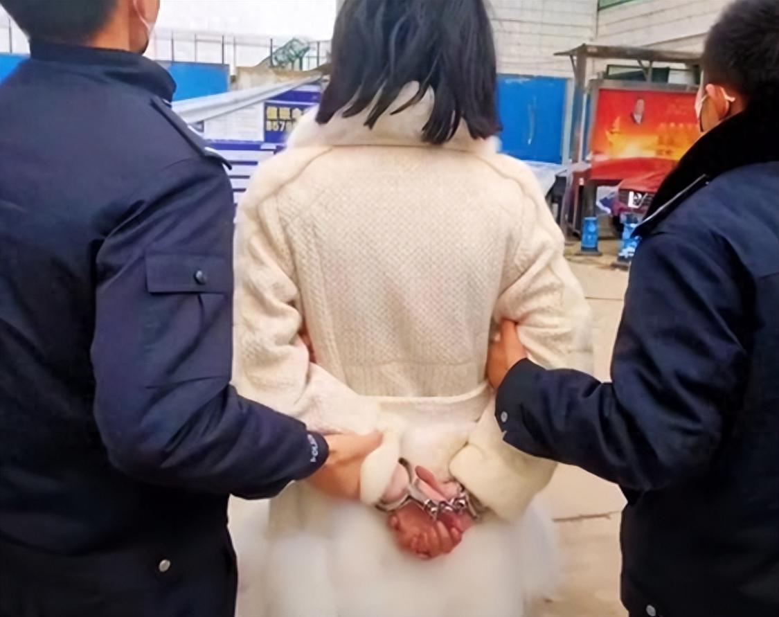 “没想到她竟潜伏了27年，”2021年，江西樟树一名幼儿园老师被警方逮捕，家长们