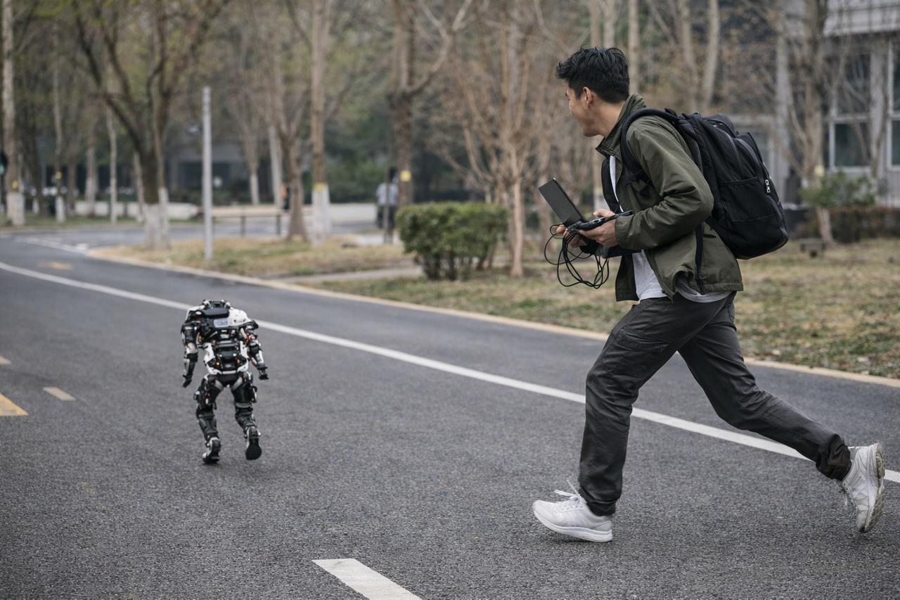 有网友吐槽，上班久了，
发现一件很奇怪的事：

你明明是来做技术的，
但很多时候