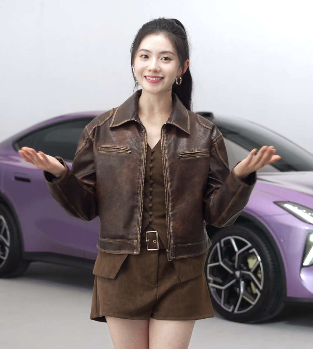 刘浩存深蓝L06品牌大使 刷到刘浩存的安利瞬间心动！高马尾的利落配上棕色皮衣的飒