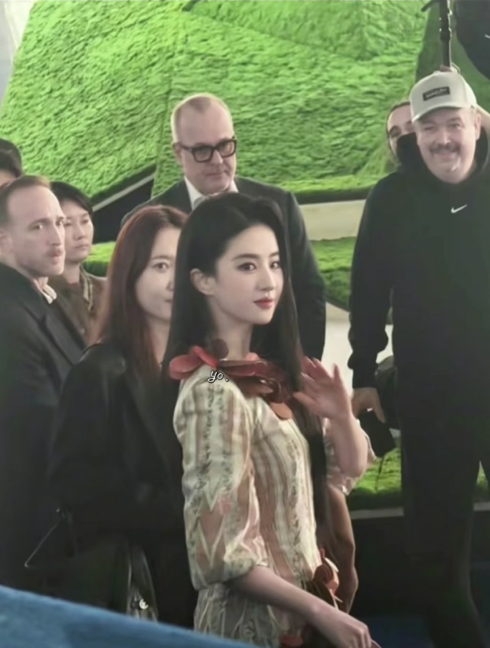 刘亦菲完全女神来的！隔着屏幕就已经觉得她美的不可方物了，不敢想现实中她得有多美！