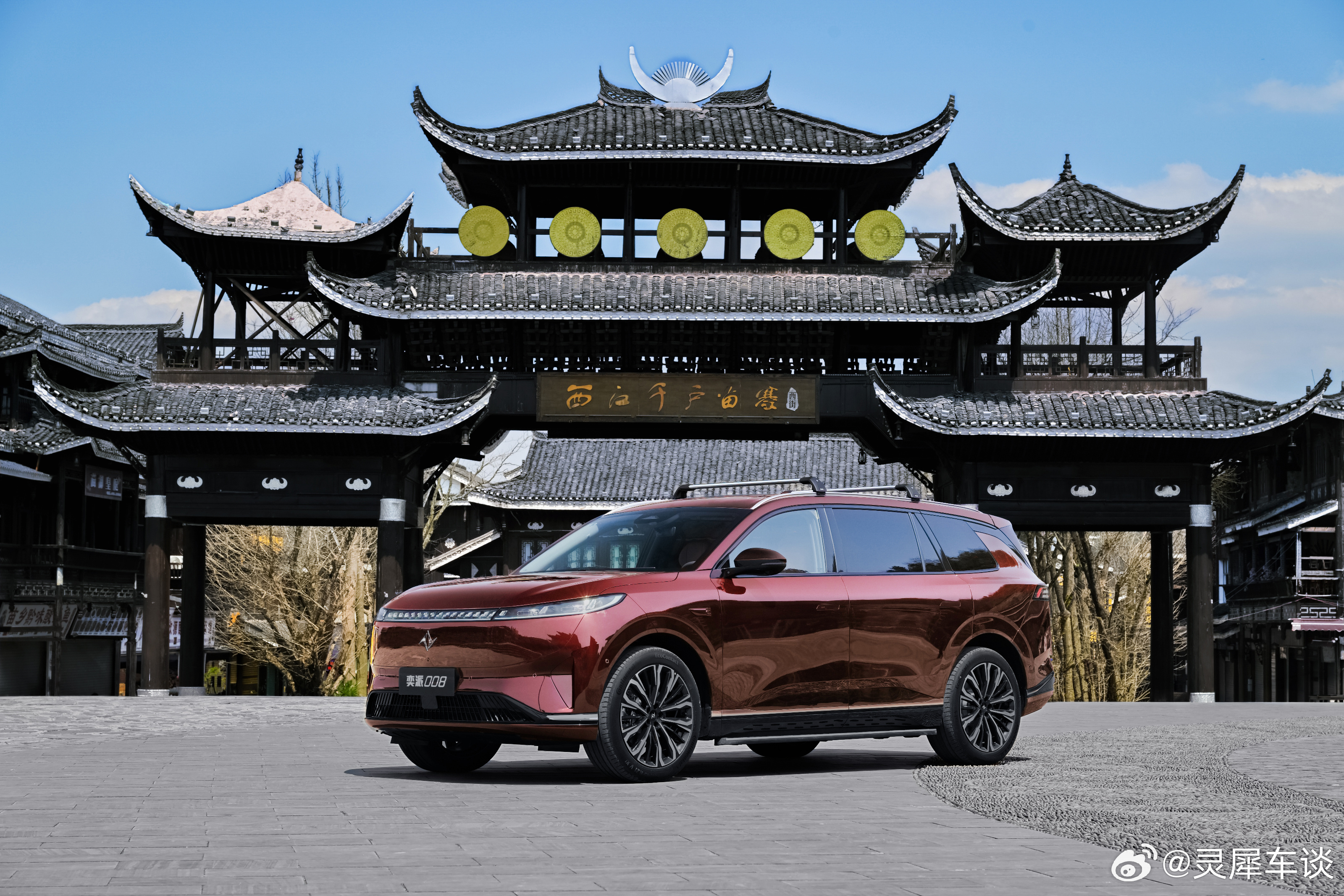 3月14日，在“奕家人的春日派对”活动上，东风奕派3款新车同步亮相发售。奕派00