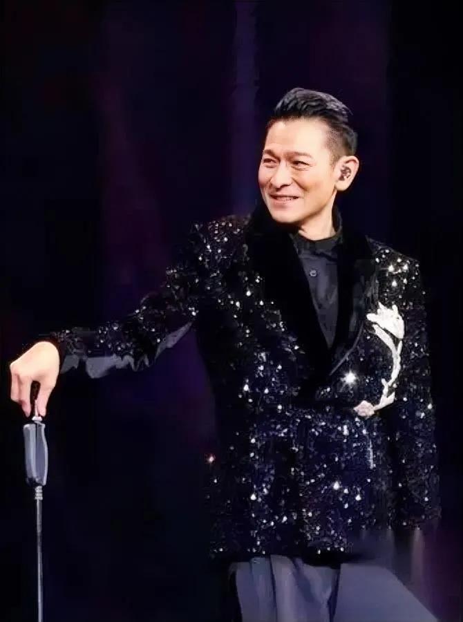 华仔今晚得挠头了

明明提前10天喊了

25号要在抖音开演唱会，咋还有人错过？