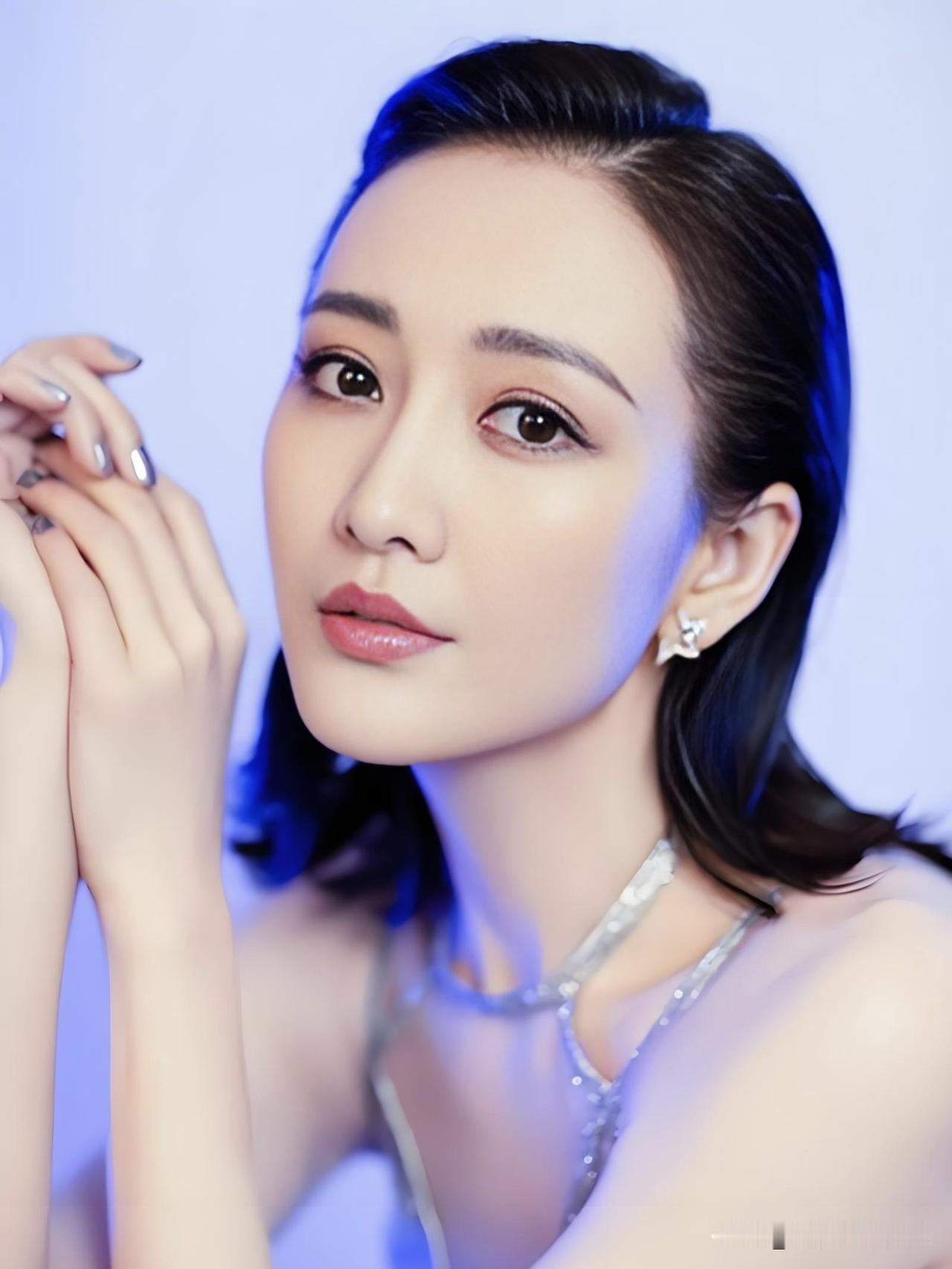 王鸥，气质女星，因《琅琊榜》等剧走红。她独立洒脱，从容面对生活与感情。历经沉淀，
